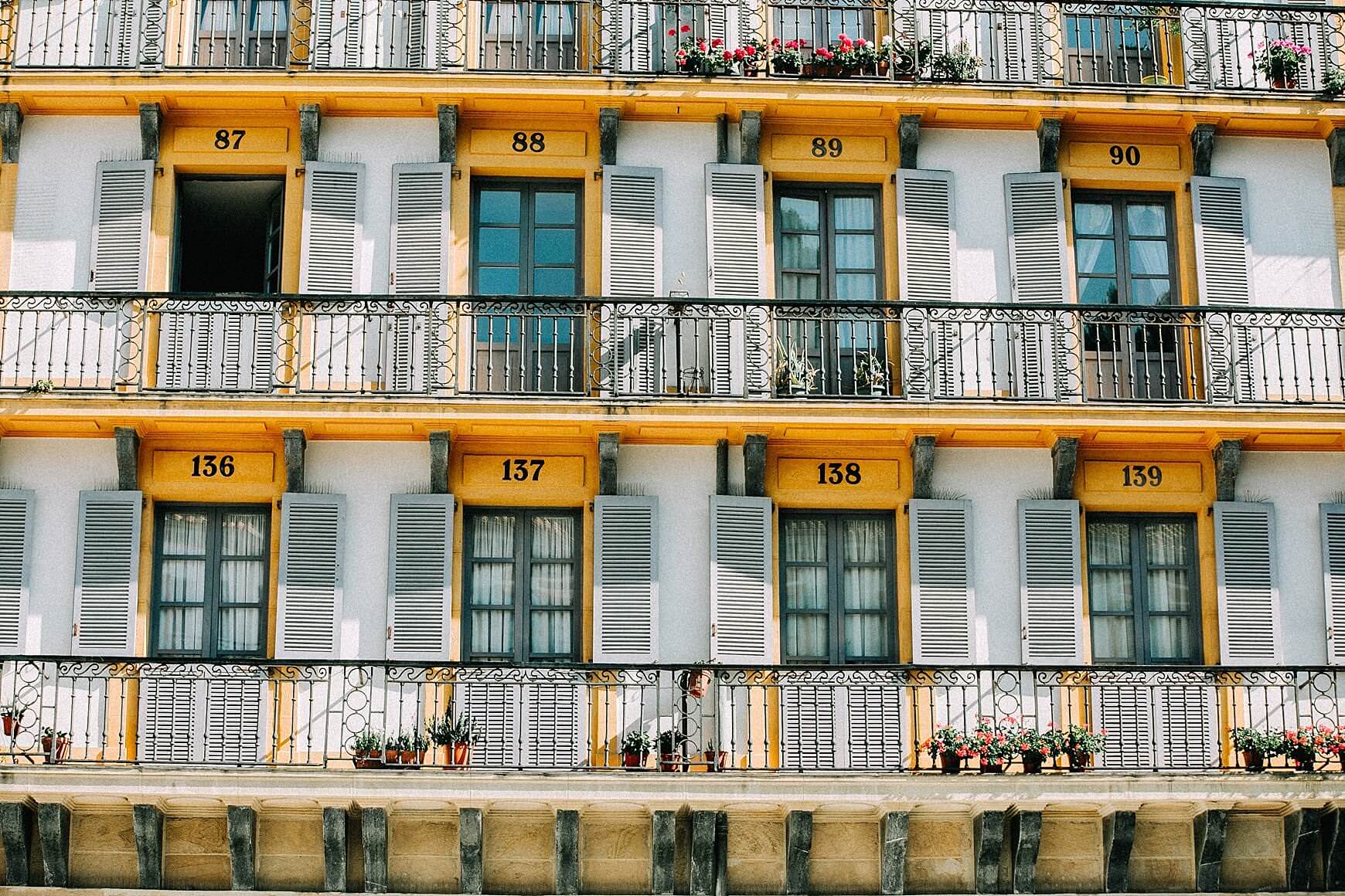 San sebastian plaza constitucion windows